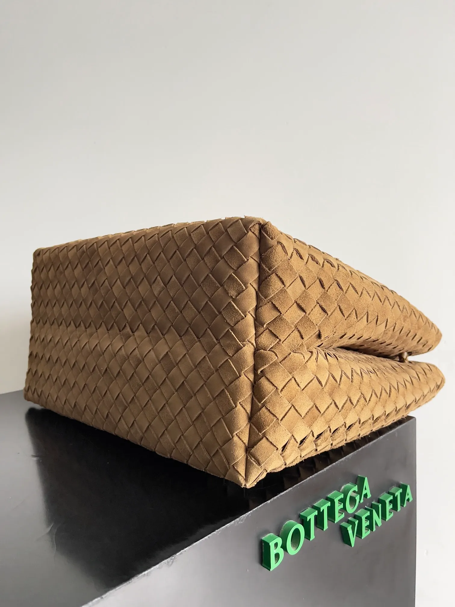 Batch 3760 Recently, the same style of bag that celebrities love is both high-end and practical. Michelle Yeoh, Kim Namjoon, Jing Boran, Tong Liya, Sun Qian, Wu Qianyu, Du Juan, Ma Yili and Bai Baihe are all carrying Bottega Veneta summer series Andiamo handbags. Andiamo has a simple structure and rounded lines. The whole piece is made of Nappa leather. It is comfortable, soft and dynamic. It adds interest to daily life and can be easily matched with various styles. Andiamo handbags are available in three sizes: small, medium and large. There are many colors to choose from, which can meet different needs. You can really carry it whether it is daily or attending events. Style number: 743575 Size: 45*22*34cm